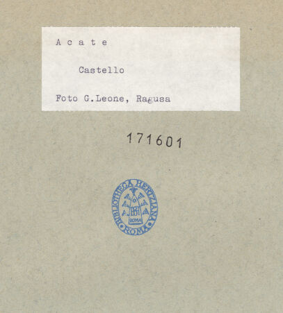 Rückseite von Leone, G. (Ragusa) [https://www.deutsche-digitale-bibliothek.de/content/lizenzen/rv-ez/] Palazzo del Principe - Südfassade von Südosten, bh171601_recto. Foto: Leone, G..