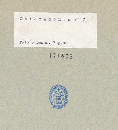 Rückseite von Leone, G. (Ragusa) [https://www.deutsche-digitale-bibliothek.de/content/lizenzen/rv-ez/] Treppe zur Kirche San Giovanni Battista, bh171602_recto. Foto: Leone, G..