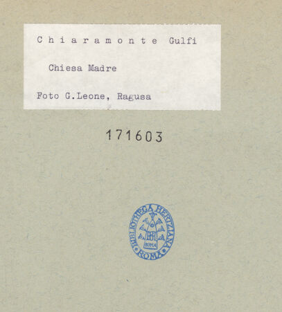 Rückseite von Leone, G. (Ragusa) [https://www.deutsche-digitale-bibliothek.de/content/lizenzen/rv-ez/] Chiesa MadreWestfassade - Seitenansicht, bh171603_recto. Foto: Leone, G..