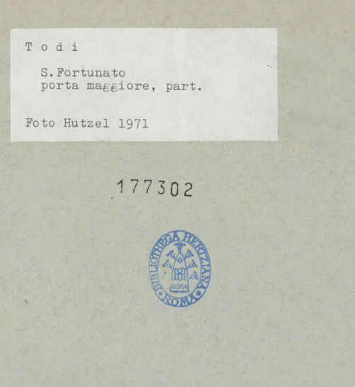 Rückseite von Getty Research Institute? [https://www.deutsche-digitale-bibliothek.de/content/lizenzen/rv-ez/] HauptportalRechtes Gewände mit Propheten und Szenen aus dem Alten Testament sowie den heiligen Fortunatus und Franz von Assisi - Detail: Prophet mit Schriftrolle (oben) und heiliger Fortunatus, bh177302_recto. Foto: Hutzel, Max.