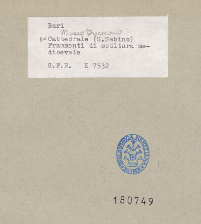 Rückseite von ICCD [https://www.deutsche-digitale-bibliothek.de/content/lizenzen/rv-ez/] Skulpturale Fragmente der liturgischen Ausstattung der Kathedrale (1226/1251?) und die Ciboria von Anseramo da Trani (1280/1309) - Skulpturale Fragmente, bh180749_recto. Foto.