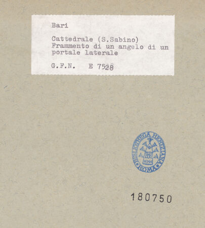 Rückseite von ICCD [https://www.deutsche-digitale-bibliothek.de/content/lizenzen/rv-ez/] Engel von einem Nebenportal (?) - Seitenansicht, bh180750_recto. Foto.