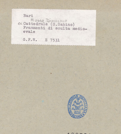 Rückseite von ICCD [https://www.deutsche-digitale-bibliothek.de/content/lizenzen/rv-ez/] Skulpturale Fragmente der liturgischen Ausstattung der Kathedrale (1226/1251?) und die Ciboria von Anseramo da Trani (1280/1309) - Skulpturale Fragmente, bh180752_recto. Foto.