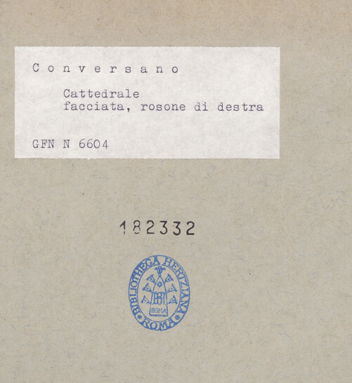 Rückseite von ICCD [https://www.deutsche-digitale-bibliothek.de/content/lizenzen/rv-ez/] CattedraleWestfassade - Rundfenster über dem südlichen Seitenportal, bh182332_recto. Foto.