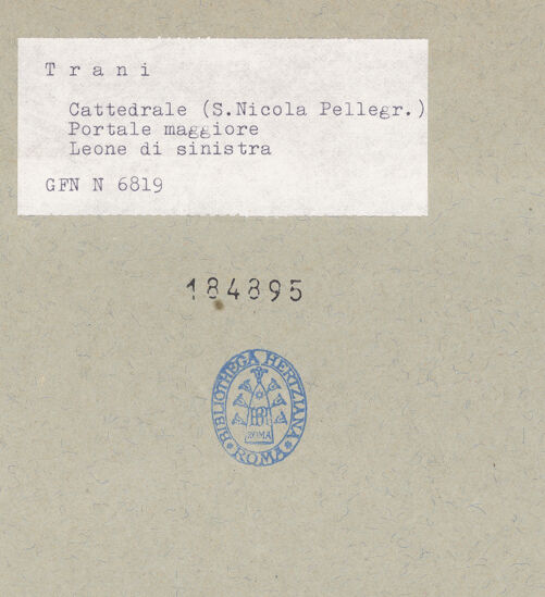 Rückseite von ICCD [https://www.deutsche-digitale-bibliothek.de/content/lizenzen/rv-ez/] HauptportalLöwen als Tragfiguren und Atlanten - Linker Löwe, bh184895_recto. Foto.