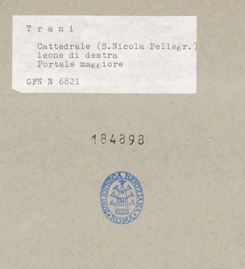 Rückseite von ICCD [https://www.deutsche-digitale-bibliothek.de/content/lizenzen/rv-ez/] HauptportalLöwen als Tragfiguren und Atlanten - Löwe und Atlanten rechts, bh184898_recto. Foto.