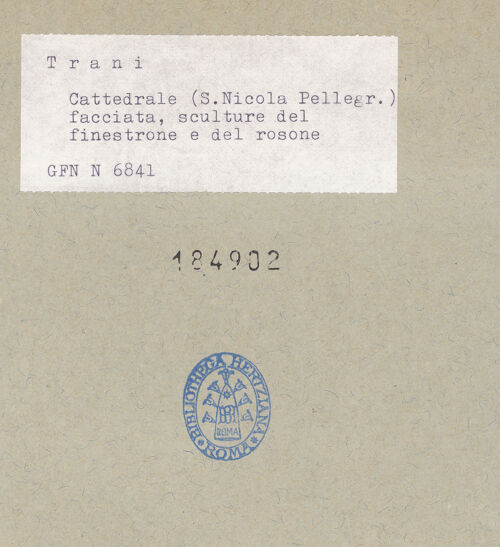 Rückseite von ICCD [https://www.deutsche-digitale-bibliothek.de/content/lizenzen/rv-ez/] Fensterrose und Konsolen der Hauptfassade - Shrägansicht von unten rechts, bh184902_recto. Foto.