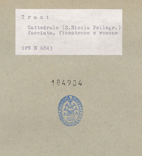 Rückseite von ICCD [https://www.deutsche-digitale-bibliothek.de/content/lizenzen/rv-ez/] CattedraleWestfassade - Mittleres Rundbogenfenster und Rose, bh184904_recto. Foto.