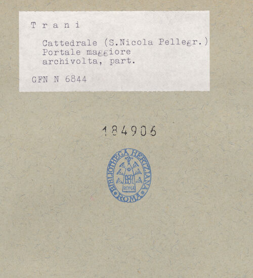 Rückseite von ICCD [https://www.deutsche-digitale-bibliothek.de/content/lizenzen/rv-ez/] HauptportalArchivolten mit Tieren und fantastischen Kreaturen - Linke Seite, bh184906_recto. Foto.