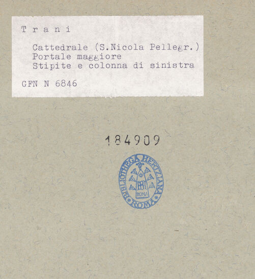 Rückseite von ICCD [https://www.deutsche-digitale-bibliothek.de/content/lizenzen/rv-ez/] HauptportalTürpfosten: Szenen aus dem alten Testament und Propheten - Linker Türpfosten, das Isaakopfer, bh184909_recto. Foto.