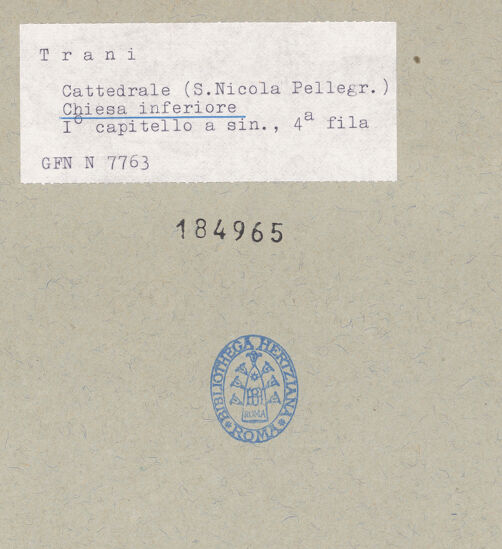 Rückseite von ICCD [https://www.deutsche-digitale-bibliothek.de/content/lizenzen/rv-ez/] Kapitelle der Cripta di San Nicola - Kapitell, bh184965_recto. Foto.