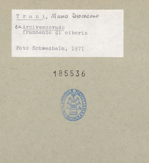 Rückseite von Schwedhelm, Sabine [https://www.deutsche-digitale-bibliothek.de/content/lizenzen/rv-ez/] Fragment des Ziboriums der alten Kirche Santa Maria - Detail, bh185536_recto. Foto: Schwedhelm, Sabine.