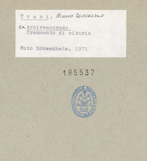 Rückseite von Schwedhelm, Sabine [https://www.deutsche-digitale-bibliothek.de/content/lizenzen/rv-ez/] Fragment des Ziboriums der alten Kirche Santa Maria - Detail, bh185537_recto. Foto: Schwedhelm, Sabine.