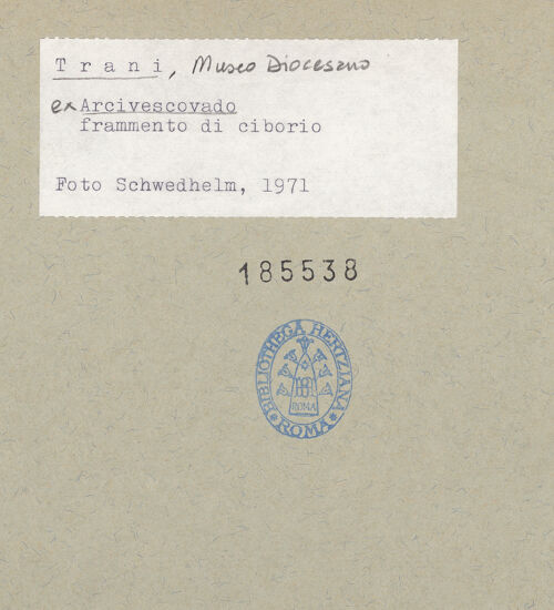 Rückseite von Schwedhelm, Sabine [https://www.deutsche-digitale-bibliothek.de/content/lizenzen/rv-ez/] Fragment des Ziboriums der alten Kirche Santa Maria - Detail, bh185538_recto. Foto: Schwedhelm, Sabine.