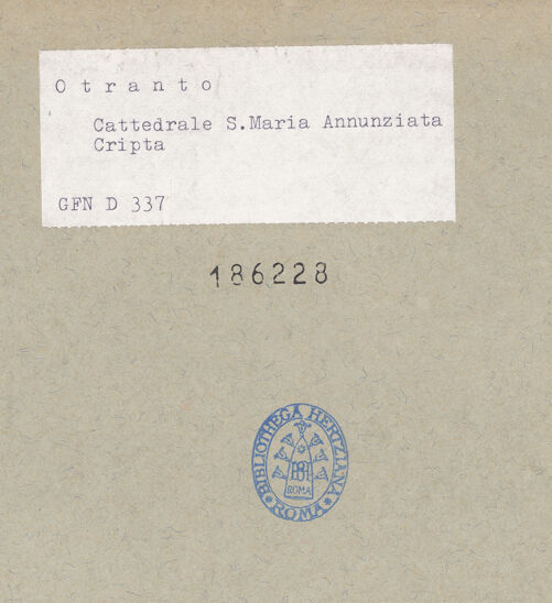 Rückseite von ICCD [https://www.deutsche-digitale-bibliothek.de/content/lizenzen/rv-ez/] Kapitelle der KryptaKapitell C4 - Gesamtansicht, bh186228_recto. Foto.