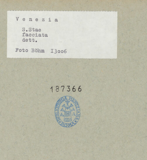 Rückseite von Böhm, Osvaldo [https://www.deutsche-digitale-bibliothek.de/content/lizenzen/rv-ez/] Giebelskultpturen: Christus, Fides und Spes Spes  - Gesamtansicht, bh187366_recto. Foto.