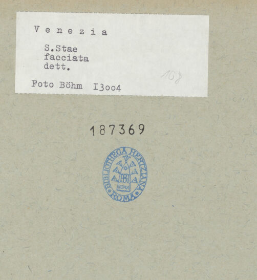 Rückseite von Böhm, Osvaldo [https://www.deutsche-digitale-bibliothek.de/content/lizenzen/rv-ez/] Giebelskultpturen: Christus, Fides und Spes  - Gesamtansicht, bh187369_recto. Foto.