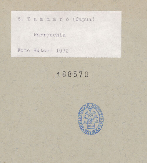 Rückseite von Hutzel, Max [https://www.deutsche-digitale-bibliothek.de/content/lizenzen/rv-ez/] San Tammaro - Blick in Richtung Innenfassade, bh188570_recto. Foto: Hutzel, Max.