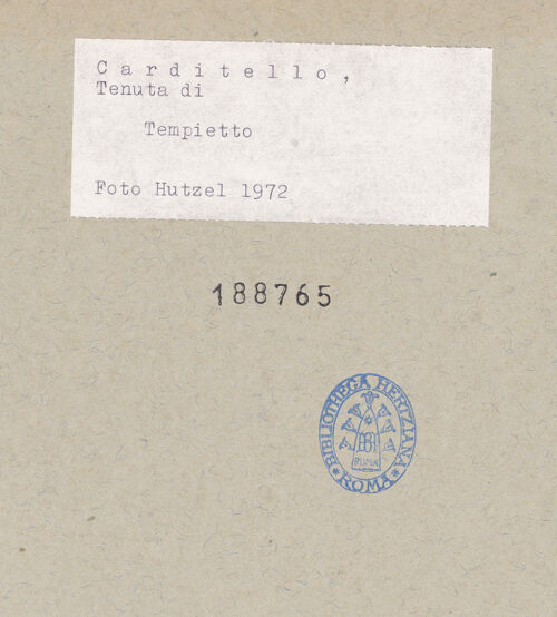 Rückseite von Hutzel, Max [https://www.deutsche-digitale-bibliothek.de/content/lizenzen/rv-ez/] Tenuta di CarditelloTempietto - Gesamtansicht, bh188765_recto. Foto: Hutzel, Max.