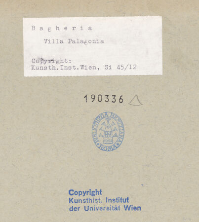 Rückseite von Kunsthistorisches Institut der Universität Wien [https://www.deutsche-digitale-bibliothek.de/content/lizenzen/rv-ez/] Skulpturengruppe aus fabelhaften und mythologischen Wesen, sog. MostriHoftor mit Drachen, Sirene und Mischwesen (Mostri) - Gesamtansicht, bh190336_recto. Foto.