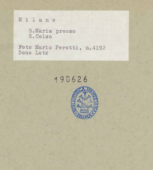 Rückseite von Perotti, Mario [https://www.deutsche-digitale-bibliothek.de/content/lizenzen/rv-ez/] Santa Maria presso San Celso - Ansicht von Nordwesten, bh190626_recto. Foto.