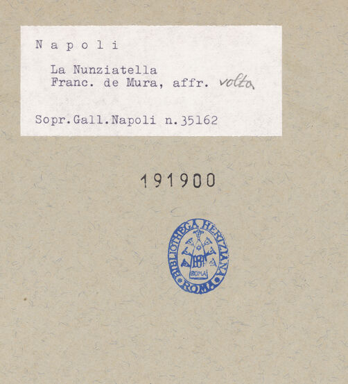 Rückseite von Sopr. BAS NA [https://www.deutsche-digitale-bibliothek.de/content/lizenzen/rv-ez/] Szenen des Marienlebens und sechs TugendpersonifikationenHimmelfahrt Mariae im Beisein der Apostel und Engel mit Mariensymbole - Detail, Engel mit Mariensymbol, bh191900_recto. Foto.