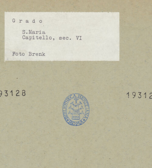 Rückseite von Brenk [https://www.deutsche-digitale-bibliothek.de/content/lizenzen/rv-ez/] Kapitelle des LanghausesKapitell 4 (N4) - Gesamtansicht, bh193128_bh193129_recto. Foto: Brenk, Beat.