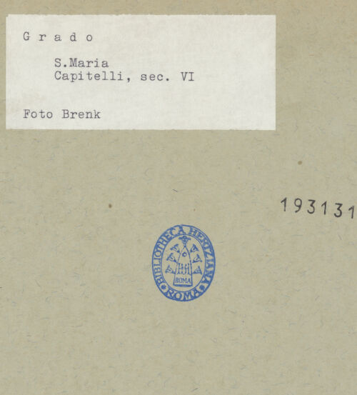 Rückseite von Brenk [https://www.deutsche-digitale-bibliothek.de/content/lizenzen/rv-ez/] Kapitelle des LanghausesKapitell 4 (N4) - Gesamtansicht, bh193130_bh193131_recto. Foto: Brenk, Beat.