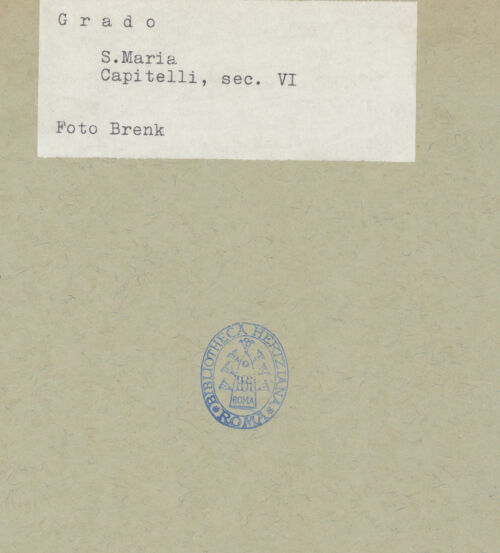 Rückseite von Brenk [https://www.deutsche-digitale-bibliothek.de/content/lizenzen/rv-ez/] Kapitelle des LanghausesKapitell 5 (N5) - Gesamtansicht, bh193134_bh193135_recto. Foto: Brenk, Beat.