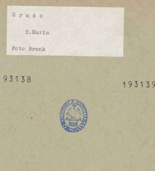 Rückseite von Brenk [https://www.deutsche-digitale-bibliothek.de/content/lizenzen/rv-ez/] Santa Maria delle Grazie - Hauptfassade, Ansicht von Südwesten, bh193138_bh193139_recto. Foto: Brenk, Beat.