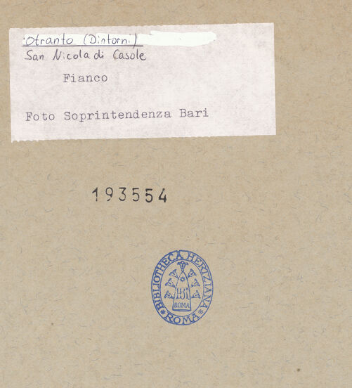 Rückseite von Sopr. BAS BA [https://www.deutsche-digitale-bibliothek.de/content/lizenzen/rv-ez/] San Nicola di Casole - Nicht identifiziertes Gebäude des Klosters (?), bh193554_recto. Foto.