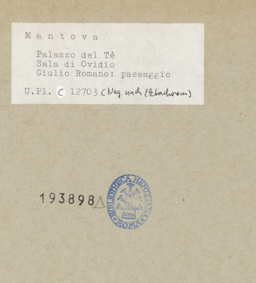 Rückseite von Bibliotheca Hertziana [https://www.deutsche-digitale-bibliothek.de/content/lizenzen/rv-fz/] Fries mit Landschaftsdarstellungen und mythologischen SzenenFünf Landschaftsdarstellungen und eine Ansicht des Palazzo del Tè im BauFlusslandschaft mit Bauwerk auf einem Hügel - Gesamtansicht, bh193898_recto. Foto.