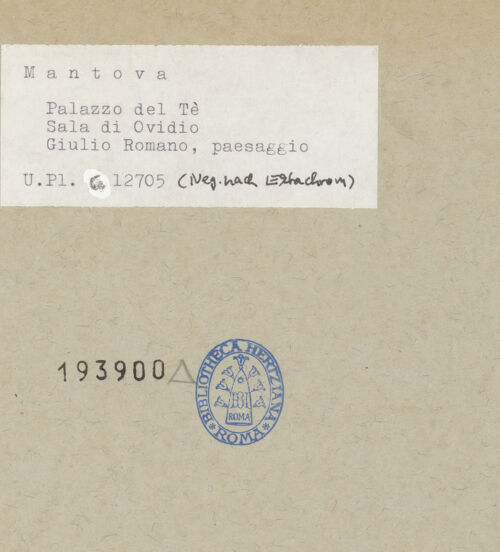 Rückseite von Bibliotheca Hertziana [https://www.deutsche-digitale-bibliothek.de/content/lizenzen/rv-fz/] Fries mit Landschaftsdarstellungen und mythologischen SzenenFünf Landschaftsdarstellungen und eine Ansicht des Palazzo del Tè im BauHügelige Landschaft mit einer Kapelle und mit Felsen im Hintergrund - Gesamtansicht, bh193900_recto. Foto.