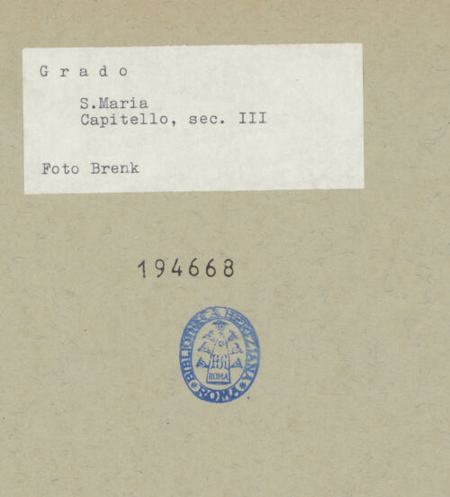 Rückseite von Brenk [https://www.deutsche-digitale-bibliothek.de/content/lizenzen/rv-ez/] Kapitelle des LanghausesKapitell 6 (S5) - Gesamtansicht, bh194668_recto. Foto: Brenk, Beat.