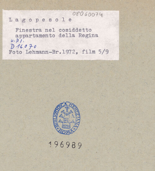 Rückseite von Bibliotheca Hertziana [https://www.deutsche-digitale-bibliothek.de/content/lizenzen/rv-fz/] Castello di LagopesoleGroßer (nördlicher) Hof - Nordwand, Detail neben dem Portal, bh196989_recto. Foto: Lehmann-Brockhaus, Otto.