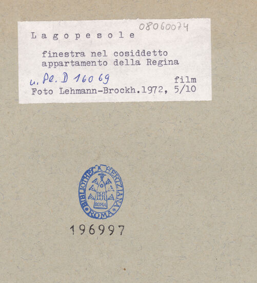 Rückseite von Bibliotheca Hertziana [https://www.deutsche-digitale-bibliothek.de/content/lizenzen/rv-fz/] Castello di LagopesoleGroßer (nördlicher) Hof - Nordwand, Detail, bh196997_recto. Foto: Lehmann-Brockhaus, Otto.