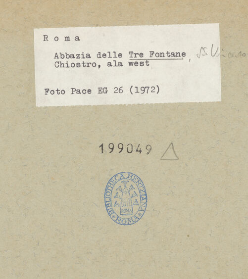 Rückseite von Pace [https://www.deutsche-digitale-bibliothek.de/content/lizenzen/rv-ez/] Abbazia delle Tre FontaneSanti Vincenzo ed Anastasio - Westflügel, bh199049_recto. Foto.