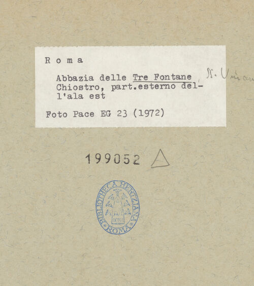 Rückseite von Pace [https://www.deutsche-digitale-bibliothek.de/content/lizenzen/rv-ez/] Abbazia delle Tre FontaneSanti Vincenzo ed Anastasio - Außenseite des Ostflügels, bh199052_recto. Foto.