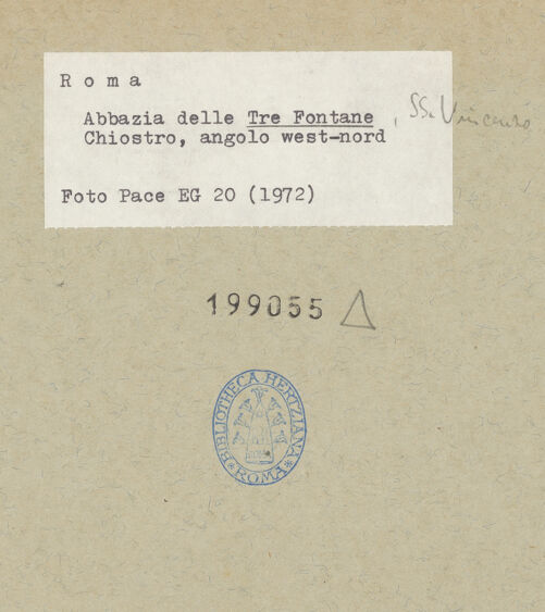 Rückseite von Pace [https://www.deutsche-digitale-bibliothek.de/content/lizenzen/rv-ez/] Abbazia delle Tre FontaneSanti Vincenzo ed Anastasio - Nordwestecke, bh199055_recto. Foto.