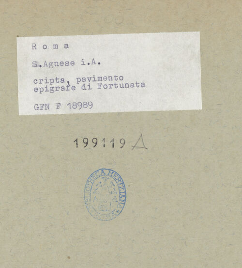 Rückseite von ICCD [https://www.deutsche-digitale-bibliothek.de/content/lizenzen/rv-ez/] Sant'Agnese in AgoneUnterkirche - Antiker Fußboden, Detail: Einritzung der "Fortunata", bh199119_recto. Foto.