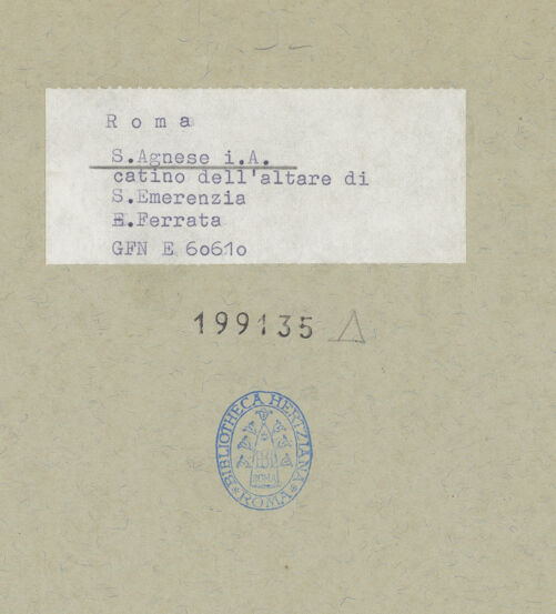 Rückseite von ICCD [https://www.deutsche-digitale-bibliothek.de/content/lizenzen/rv-ez/] Stuckdekoration mit Engel und Putten mit den Attributen der jeweiligen HeiligenKalottenrelief über dem Nischenaltar der heiligen Emerentiana: Putten mit Schriftband im Himmel - Gesamtansicht, bh199135_recto. Foto.