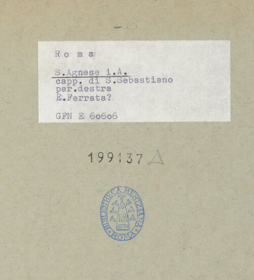 Rückseite von ICCD [https://www.deutsche-digitale-bibliothek.de/content/lizenzen/rv-ez/] Putto mit Buch - Gesamtansicht, bh199137_recto. Foto.