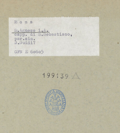 Rückseite von ICCD [https://www.deutsche-digitale-bibliothek.de/content/lizenzen/rv-ez/] Putto mit Palmzweig und Blumenkranz - Gesamtansicht, bh199139_recto. Foto.