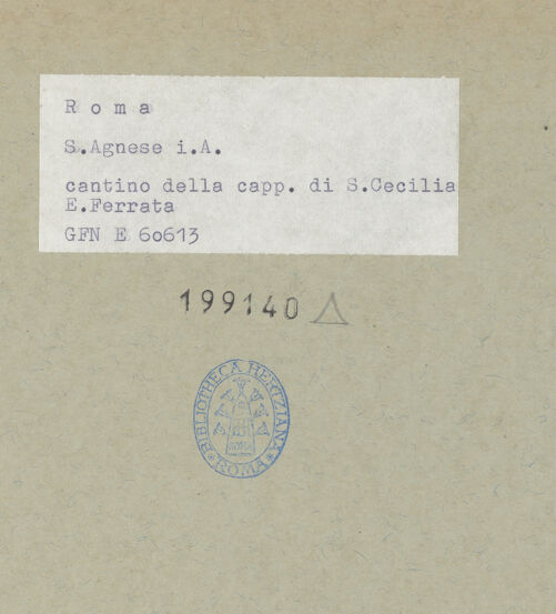 Rückseite von ICCD [https://www.deutsche-digitale-bibliothek.de/content/lizenzen/rv-ez/] Stuckdekoration mit Engel und Putten mit den Attributen der jeweiligen HeiligenKalottenrelief über dem Nischenaltar der heiligen Cecilia: Putten mit Orgel - Gesamtansicht, bh199140_recto. Foto.