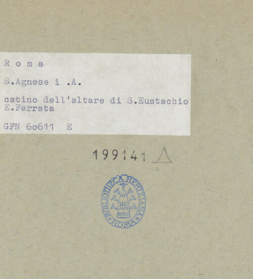 Rückseite von ICCD [https://www.deutsche-digitale-bibliothek.de/content/lizenzen/rv-ez/] Stuckdekoration mit Engel und Putten mit den Attributen der jeweiligen HeiligenKalottenrelief über dem Nischenaltar des heiligen Eustachius: musizierende Engel, einer spielt Orgel und Putten mit Helm und Schwert - Gesamtansicht, bh199141_recto. Foto.