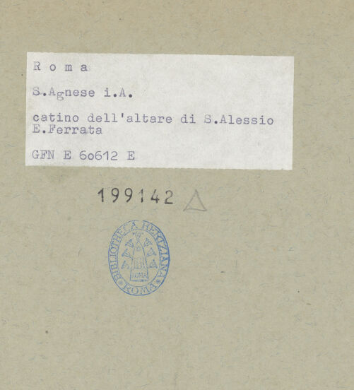 Rückseite von ICCD [https://www.deutsche-digitale-bibliothek.de/content/lizenzen/rv-ez/] Stuckdekoration mit Engel und Putten mit den Attributen der jeweiligen HeiligenKalottenrelief über dem Nischenaltar des heiligen Alexius: Engel mit Standarte zwischen weiteren Engeln auf Wolken - Gesamtansicht, bh199142_recto. Foto.