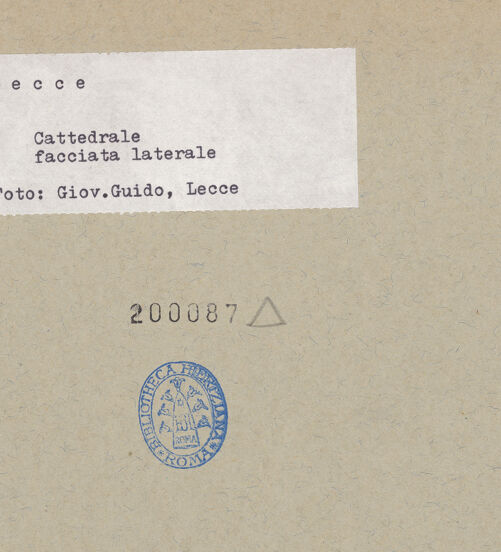 Rückseite von Guido, Giovanni, Lecce [https://www.deutsche-digitale-bibliothek.de/content/lizenzen/rv-ez/] Duomo & AssuntaNordfassade - Detail, Portal, bh200087_recto. Foto: Guido, Giovanni.