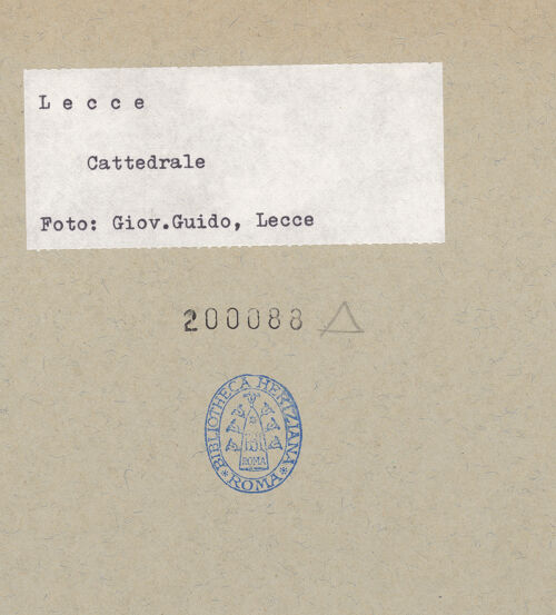 Rückseite von Guido, Giovanni, Lecce [https://www.deutsche-digitale-bibliothek.de/content/lizenzen/rv-ez/] Duomo & Assunta - Ansicht nach Osten, bh200088_recto. Foto: Guido, Giovanni.