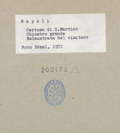 Rückseite von Bösel, Richard [https://www.deutsche-digitale-bibliothek.de/content/lizenzen/rv-fz/] Balustrade des Friedhofs - Detail, bh200178_recto. Foto: Bösel, Richard.