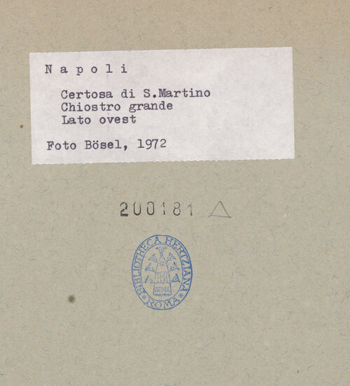 Rückseite von Bösel, Richard [https://www.deutsche-digitale-bibliothek.de/content/lizenzen/rv-fz/] Certosa di San MartinoChiostro Grande - Ansicht von Südosten, bh200181_recto. Foto: Bösel, Richard.